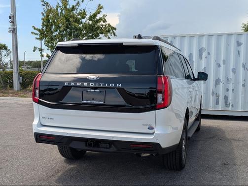 Star White Metallic Tri-Coat 2026 Ford Expedition Max Active 4x2