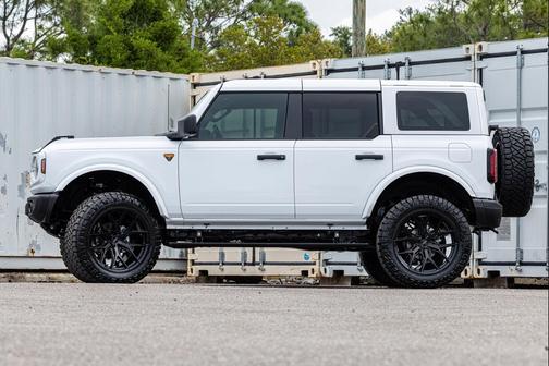 OXFORD WHITE 2026 Ford Bronco Badlands