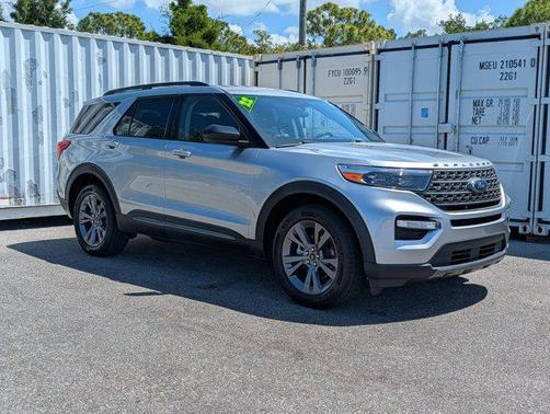 ICONIC SILVER METALLIC 2022 Ford Explorer XLT