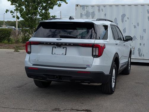 SPACE WHITE METALLIC 2026 Ford Explorer Active