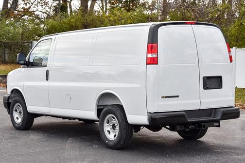 2025 Chevrolet Express 3500