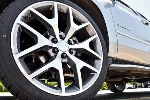 Photo 3 of 4 of 2017 GMC Yukon Denali