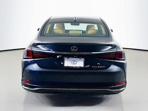 2025 Lexus ES 300h Base