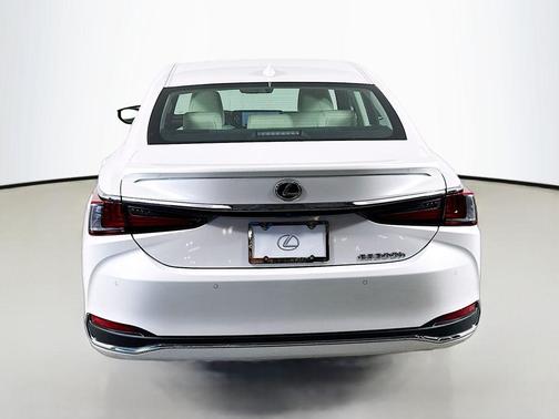 2025 Lexus ES 300h Base