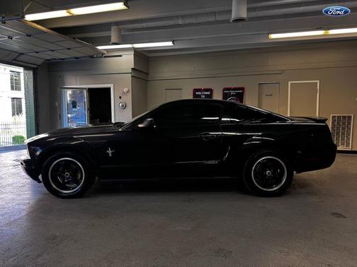 2007 Ford Mustang Deluxe