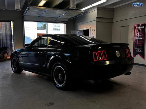 2007 Ford Mustang Deluxe