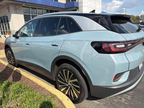 Black Roof 2023 Volkswagen ID.4 Pro S Plus