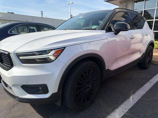Crystal White Metallic 2020 Volvo XC40 T4 R-Design
