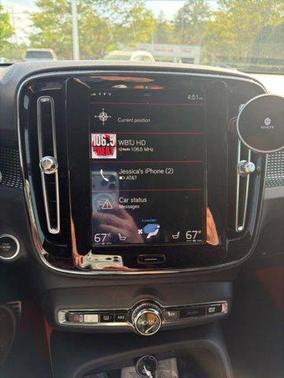 Crystal White Metallic 2020 Volvo XC40 T4 R-Design