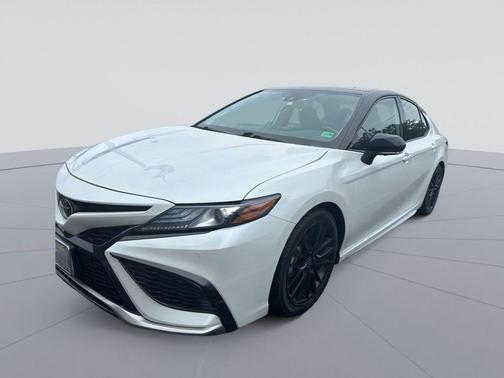 Wind Chill Pearl/Midnight Black Metallic 2024 Toyota Camry XSE