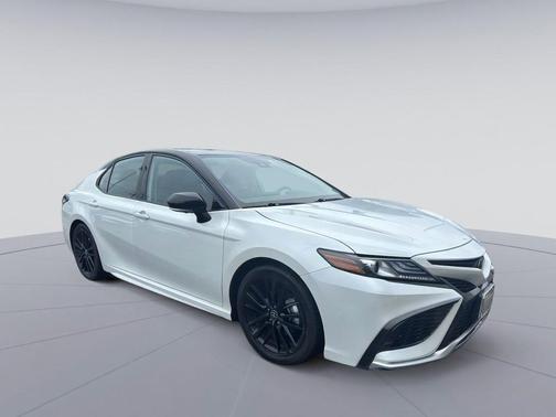 Wind Chill Pearl/Midnight Black Metallic 2024 Toyota Camry XSE