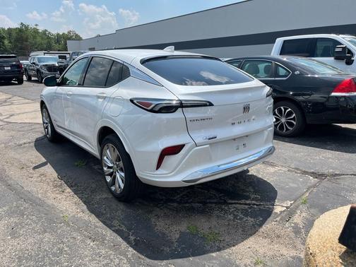 White Frost Tricoat 2024 Buick Envista Avenir