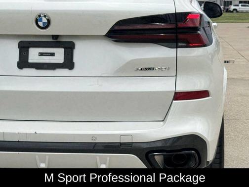 Mineral White Metallic 2024 BMW X5 xDrive40i