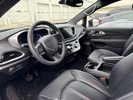 2024 Chrysler Pacifica Hybrid S Appearance Pkg