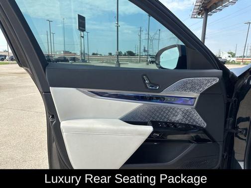 Black Sapphire Metallic 2024 BMW 760 xDrive