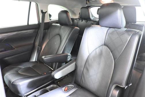 Pearl 2022 Toyota Highlander Platinum