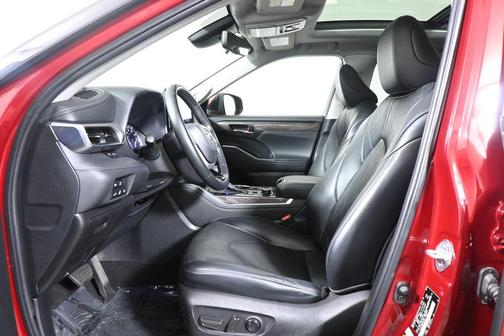 Pearl 2022 Toyota Highlander Platinum