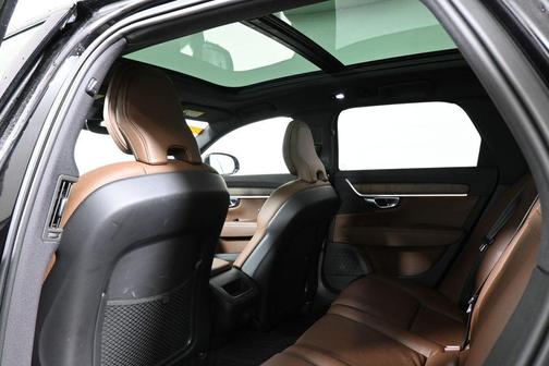 2022 Volvo V90 Cross Country B6