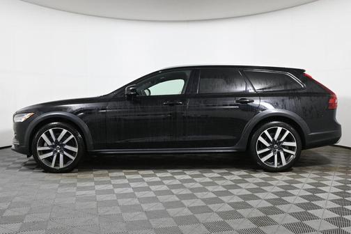 2022 Volvo V90 Cross Country B6