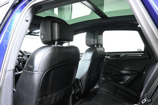 2022 Porsche Macan Base