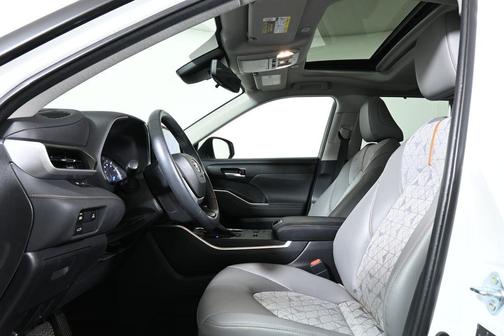 2023 Toyota Highlander Hybrid Bronze Edition