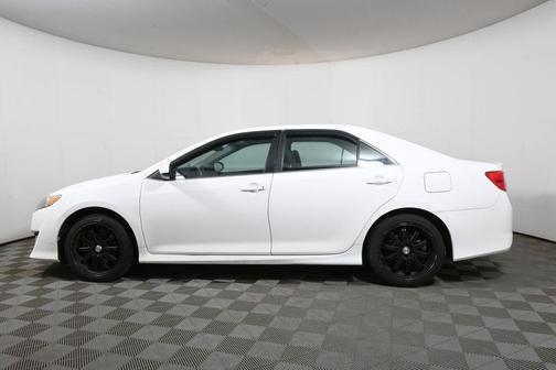 Super White 2012 Toyota Camry SE