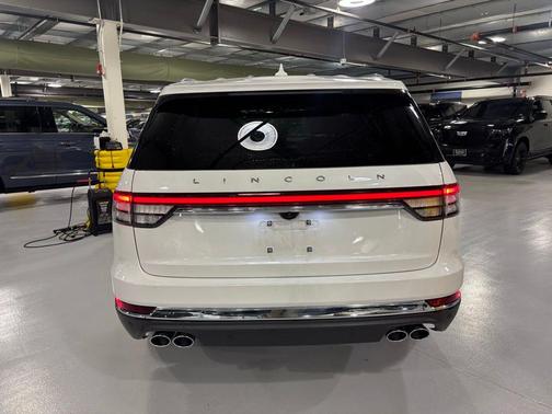 PRISTINE WHITE MET 3C 2024 Lincoln Aviator Premiere