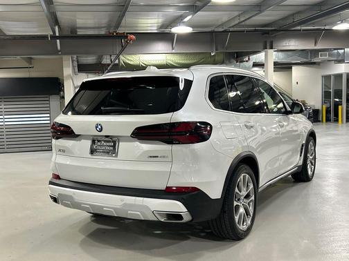 Mineral White Metallic 2024 BMW X5 xDrive40i