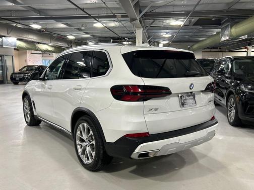 Mineral White Metallic 2024 BMW X5 xDrive40i
