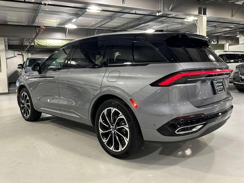 LUSTROUS GRAY METALLIC 2024 Lincoln Nautilus Reserve