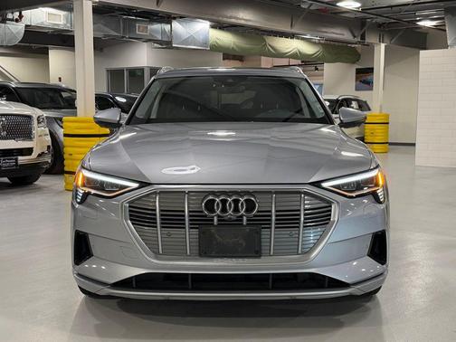 2019 Audi e-tron Premium Plus