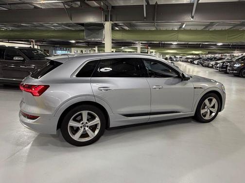 2019 Audi e-tron Premium Plus