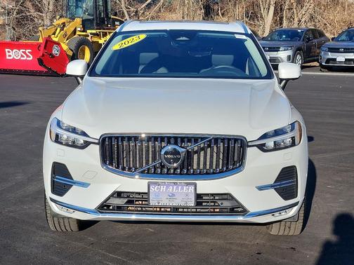2023 Volvo XC60 B5 Plus Bright Theme