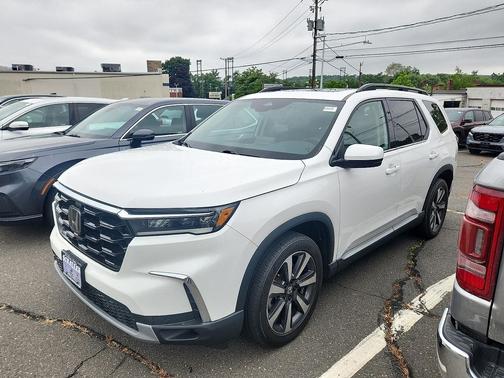 Platinum White Pearl 2023 Honda Pilot Touring 8-Passenger