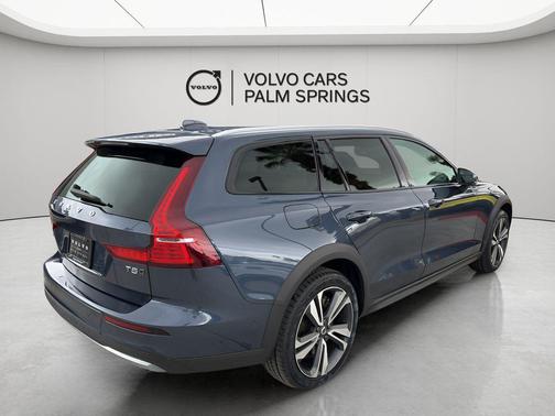 2024 Volvo V60 Cross Country B5 Plus