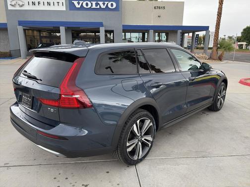 2024 Volvo V60 Cross Country B5 Plus