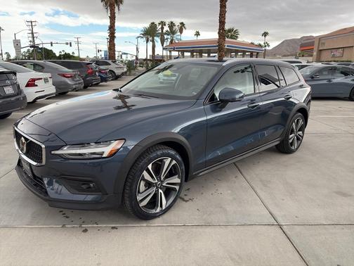 2024 Volvo V60 Cross Country B5 Plus