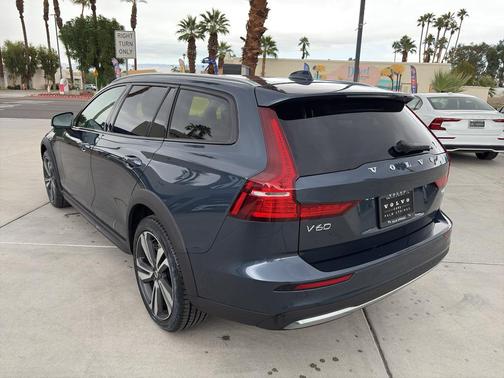 2024 Volvo V60 Cross Country B5 Plus