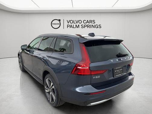 2024 Volvo V60 Cross Country B5 Plus