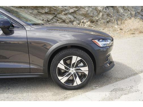 2024 Volvo V60 Cross Country B5 Plus