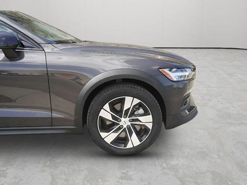 2024 Volvo V60 Cross Country B5 Plus