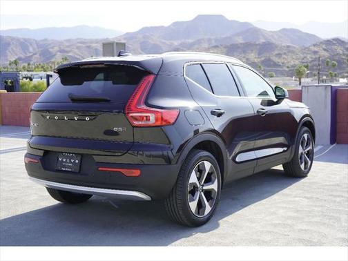 2025 Volvo XC40 B5 Core Bright Theme