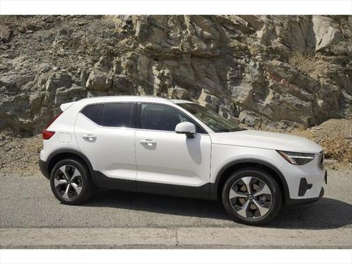 2025 Volvo XC40 B5 Core Bright Theme
