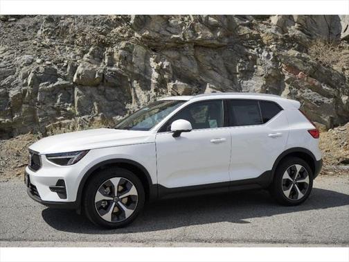 2025 Volvo XC40 B5 Core Bright Theme