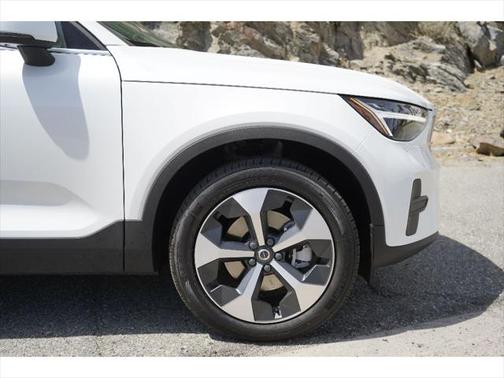 2025 Volvo XC40 B5 Core Bright Theme