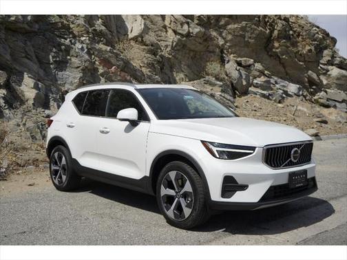 2025 Volvo XC40 B5 Core Bright Theme