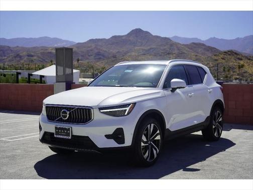 2025 Volvo XC40 B5 Plus Bright Theme