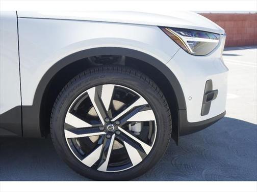 2025 Volvo XC40 B5 Plus Bright Theme