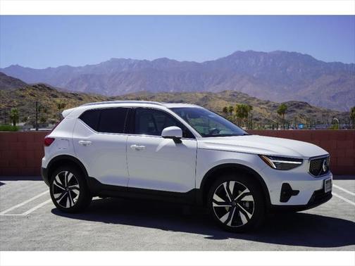 2025 Volvo XC40 B5 Plus Bright Theme