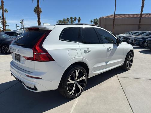 2024 Volvo XC60 Recharge Plug-In Hybrid T8 Ultimate Dark Theme